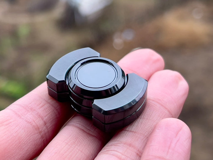 The Three-body Small Square Fidget Spinner Rotates At High Speed To Decompress