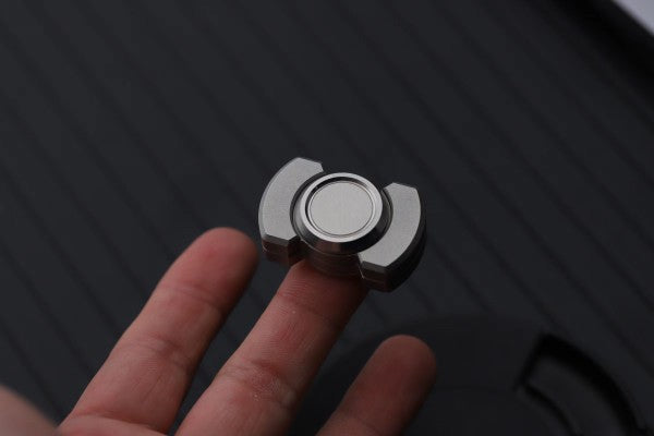 The Three-body Small Square Fidget Spinner Rotates At High Speed To Decompress