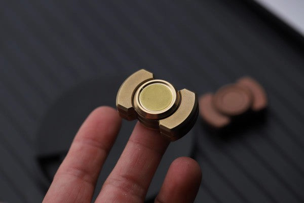 The Three-body Small Square Fidget Spinner Rotates At High Speed To Decompress