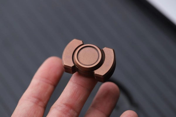 The Three-body Small Square Fidget Spinner Rotates At High Speed To Decompress